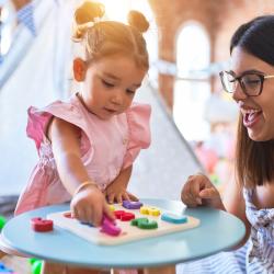 La méthode Montessori est une pédagogie qui prône l'autonomie des enfants dès le plus jeune âge tout en respectant leurs rythmes. Retrouvez toutes nos infos sur cette méthode d'éducation alternative d