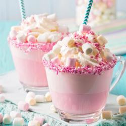 Le milshake au chamallow est une recette sucrée que les enfants adorent ! Ils ont l'impression de boire un bonbon délicieusement lacté. Une recette toute rose qu'on adore.