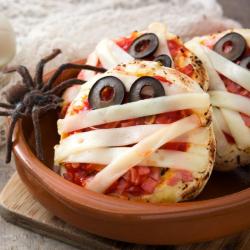 Découvrez comment réaliser cette recette qui vous permettra de réaliser des minis pizzas  en forme de momies à croquer. Une recette délicieuse et simple à faire.