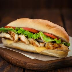 Recette de minis sandwichs au poulet. Une recette du dimanche soir pour terminer les restes de poulet.