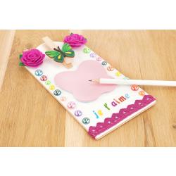 Retrouvez des astuces pour personnaliser un mémo avec des fleurs et des papillons avec les enfants.