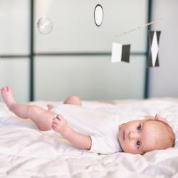 Notre Mobile Montessori à imprimer gratuitement est parfait pour aider votre nourrisson à développer son sens de l'observation et sa perception des contrastes.
