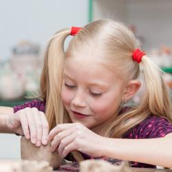 Recette de la pâte à pain pour les modelages des jeunes enfants. Une pâte sans aucun danger pour modeler et faire cuire son oeuvre. Activité de modelage envoyée par Elisabeth.