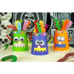 Découvrez comment fabriquer des monstres lumineux avec des gobelets. Une activité d'Halloween qui va faire plaisir aux petits monstres.