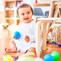 Vous cherchez des infos ou des idées Montessori bébé ? Retrouvez dans ce dossier nos sélections les principaux jeux comme la balle de préhension, le busy board mais aussi des infos sur l'intérêt d'un 