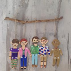 Le portrait de famille en silhouettes est une activité simple à réaliser et très drôle pour les enfants. C'est une activité DIY qui permet de personnaliser chaque silhouette afin de les accrocher ense