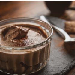 Mousse au chocolat recette facile : voici une recette de mousse au chocolat peu sucrée, le goût du chocolat est plus prononcé que dans une recette traditionnelle. Le sucre est remplacé par la crème fr