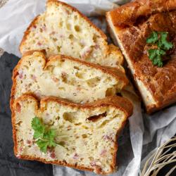 Voici une recette de cake jambon fromage pour une cuisine familiale facile et simple. Les cakes ne demandent que 5 minutes de préparation et 15 minutes de cuisson