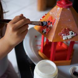 Dès les premiers frimas les petits oiseaux rencontrent quelques difficultés à trouver leur nourriture, ce qui attriste toujours les enfants. C'est l'occasion de faire une bonne action pour eux et de p