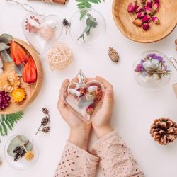 Comment faire des boules de Noël naturelles avec des fleurs séchées ? Ces boules de Noël DIY fleurs séchées sont une très jolie activité à faire avec les enfants à l'approche de Noël. De plus vous pou