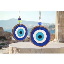 Oeil porte-bonheur avec un rondin de bois