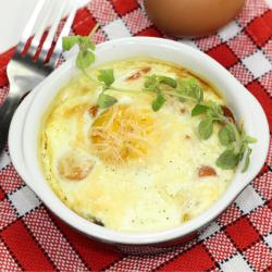 Les oeufs en cocotte sont un classique de la cuisine, ces recettes souvent oubliées sont faciles, rapides à cuisiner. Une recette idéale pour mère de famille pressée. Une recette pour cuisiner autreme