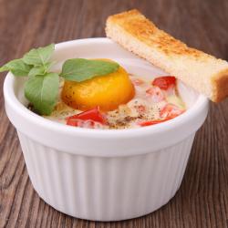 Une recette d'oeuf cocotte au saumon fumé pour changer. Le curry et le safran apportent une pointe d'exotisme et de dépaysement.