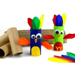 Pour cette nouvelle activité manuelle colorée nous allons transformer des rouleaux en carton en oiseaux colorés rigolos et plein de couleurs ! Un bricolage facile et amusant pour les enfants d
