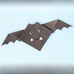 Pliage d'une chauve souris en papier, activité origami. Cette chauve souris peut être une idée de bricolage pour halloween. Le pliage de cette chauve souris en papier ne nécéssite aucune pré
