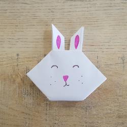 Origami expliqué : un dossier et des activités sur l'art de plier le papier : l'origami. Modèles et idées de pliages d'origami. Si l'origani peut se réaliser avec de très belles feuilles, il peut auss