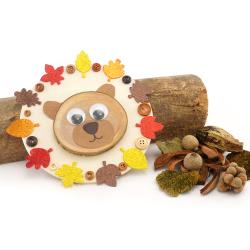 Voici le tuto d'un ours brun sur un rondin de bois. Une activité d'automne facile et rapide adaptée aux enfants de maternelle.