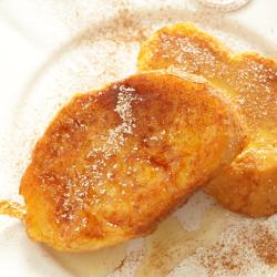 Cette recette de pain perdu caramélisé est à réserver aux palais aimants le sucre ! Le pain perdu permet de réaliser de délicieux desserts très appréciés de