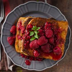 Une recette de pain perdu framboise : Cette recette de pain perdu associe le moelleux du pain perdu et l'acidité des framboises. La recette du pain perdu framboise est une recette totalement de saison