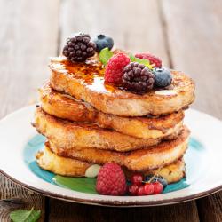 Une recette de pain perdu à réaliser avec des fruits d'été frais entiers ou coupés en morceaux. Utilisez les fruits d'été que vous aimez et saupoudrez le pain perdu de sucre glac