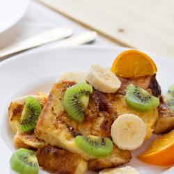 Une recette de pain perdu réalisée avec des fruits d'hiver. Une recette pour permettre aux enfants de manger des fruits en hiver. Le pain perdu aux fruits d'hiver est un dessert facile, rapide et écon