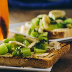 Le pain perdu fruits tropicaux peut être réalisé avec des fruits frais ou avec un mélange de fruits frais comme la banane et des fruits en boîte comme l'ananas.
