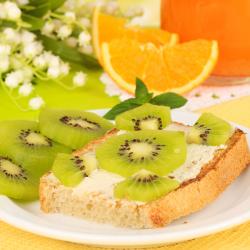 Recette du pain perdu kiwi orange à faire en automne et en hiver pour toute la famille. Un pain perdu délicieux avec des fruits frais de saison qui plaira aux petits comme aux grands. C'est une recett