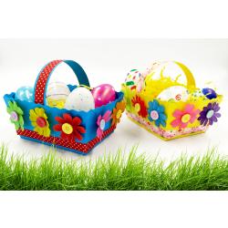 Découvrez une activité de Pâques facile au cours de laquelle les enfants devront assembler puis décorer des petits paniers à l'aide de fleurs, de boutons et de jolis rubans. Ils s'amuseront ég