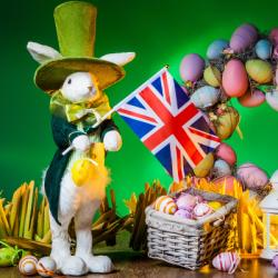 En Angleterre comme en Hollande, la tradition de la fête de Pâques est un peu différente du reste de l’Europe. En effet, ce n’est ni la poule, ni la cloche, ni un lapin qui ramène aux enfants les œufs