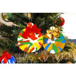 Peindre des boules de Noël à l'essoreuse à salade