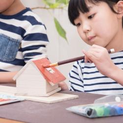 Peinture d'une figurine pour faire pousser de l'herbe