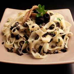 Recette des pennes à servir avec une petite fondue de tapenade et tomates. Il est possible de servir les pennes à la tapenade en plat unique. Recette illustrée pas à pas