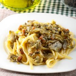 Recette de pâtes aux petits artichauts : les tagliatelles. Les artichauts étant des artichauts en boîtes, cette recette peut être faite toute l'année.  Recette illustrée pas à pas