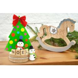 Le sapin de Noël en bois décoré de gommettes pour les maternelles