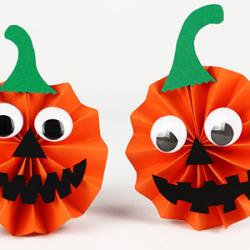 Retrouvez le tuto gratuit ? d'une citrouille en papier facile et proposez aux enfants une activité✂️ pour Halloween ?