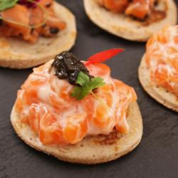 Les petites crêpes russes sont en fait des blinis. Cette recette est une recette à la farine de blé et à la crème.