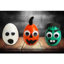 Pour Halloween nous allons fabriquer des monstres rigolos qui brillent dans le noir. Les enfants vont adorer détourner les oeufs en plastique, habituellement utilisés pour Pâques, afin de leur donner