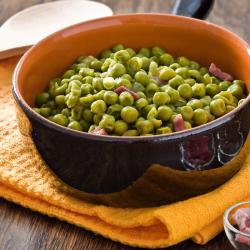 Recette rapide des petits pois à la coriandre. Recette à faire avec des petits pois frais ou surgelés. Une recette qui permet de retrouver le goût des petits pois. Recette illustrée.