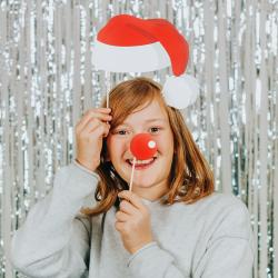Accessoires de Photobooth de Noël à imprimer gratuitement pour proposer une activités à vos amis et votre famille lors du repas de Noël. Tout le monde pourra se déguiser pour prendre des photos et vou