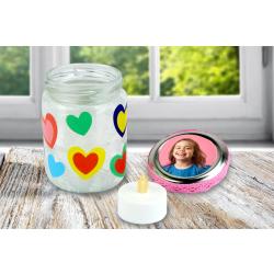Avec un pot en verre, un peu de papier de soie et des jolies gommettes les enfants vont pouvoir fabriquer un sublime photophore à offrir pour la fête des mères. Un cadeau original et facile à fabrique