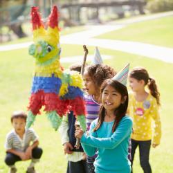 Les enfants adorant les pinatas, voici tous les modèles de pinata Tête à modeler à faire avec vos enfants. La pinata est une grosse figurine ou une forme  remplit de friandises, de bonbons ou de petit