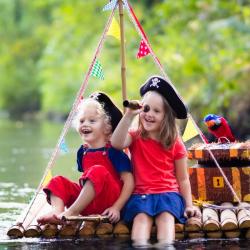 Les pirates sont un thème très prisé par les enfants qui adorent se déguiser, se maquiller et s'imaginer des folles aventures dignes des plus redoutables mercenaires. Retrouvez toutes nos idées d'acti