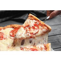 Recette de la pizza à la tomate et au fromage, la plus simple des pizzas. Une pizza à faire avec une pâte à pain achetée chez le boulanger ou une pâte à pizza fraîche ou