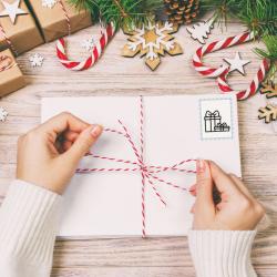 Des faux timbres pour le courrier de Noel de votre enfant ou pour le bricolage - des timbres de décoration pour le bricolage des enfants en noir et blanc à colorier avec vos enfants.