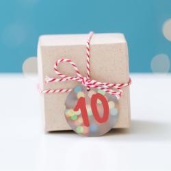 Voilà des étiquettes pour le calendrier de l'Avent à imprimer afin de faire son propre calendrier de l'Avent. Imprimez-les sur du papier épais ou du papier autocollant afin de les accrocher sur les ca