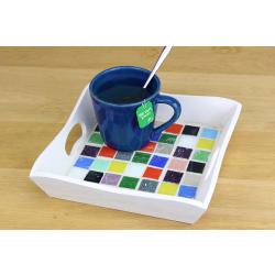 Pour apporter de bonnes boissons fraîches ou un petit déjeuner cet été, découvrez ce nouveau tutoriel pour apprendre à décorer facilement un plateau avec des mosaïques. Cette activité facile p