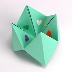 Comment réaliser une cocotte en papier ? Vous trouverez ici une explication pas à pas afin de réaliser une cocotte en papier pour les enfants. C'est un jeu simple à faire et très drôle. Vous trouverez
