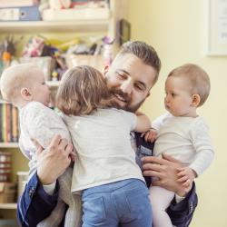 Réciter un poème pour papa le jour de sa fête des pères est toujours une très belle idée d'attention qui lui fera plaisir. Retrouvez nos sélections de textes et trouvez le poème fête des pères parfait