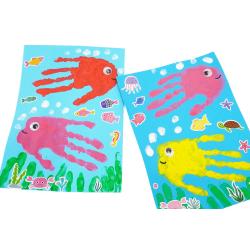 Poisson en empreinte de main et peinture aux doigts