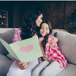 Vous cherchez un poème de Fête des mères à imprimer ou à apprendre pour le réciter à maman le jour de sa fête ? Découvrez sans plus attendre notre sélection adaptée aux enfants.
